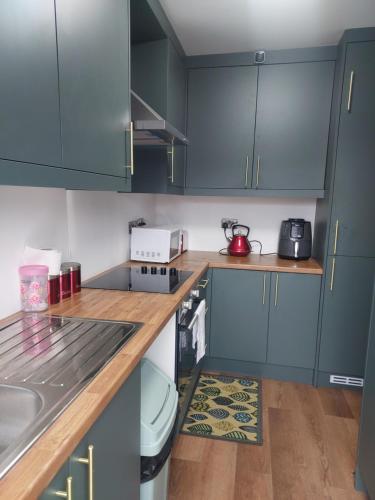 Η κουζίνα ή μικρή κουζίνα στο Heathrow Windsor Guest house with Airport parking