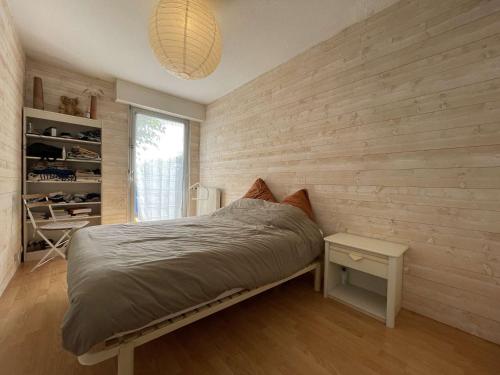 une chambre avec un lit, une table et une fenêtre dans l'établissement Appt 3 pièces ROCHELLE - LR540-10F, à La Rochelle