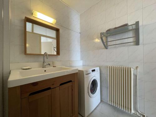 une salle de bain avec un lavabo et une machine à laver dans l'établissement Appt 3 pièces ROCHELLE - LR540-10F, à La Rochelle