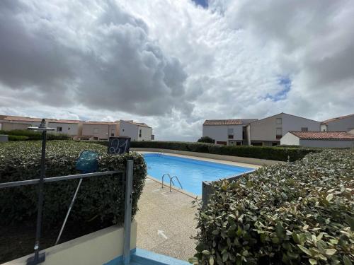 une piscine dans une cour clôturée dans l'établissement Appt 3 pièces ROCHELLE - LR540-10F, à La Rochelle