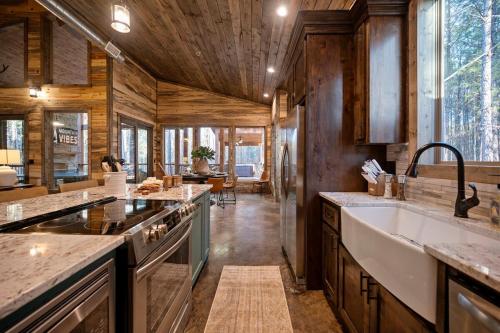 Φωτογραφία από το άλμπουμ του Stayhocha PICKLEBALL HotTub Sauna Game Bunk Rm σε Broken Bow