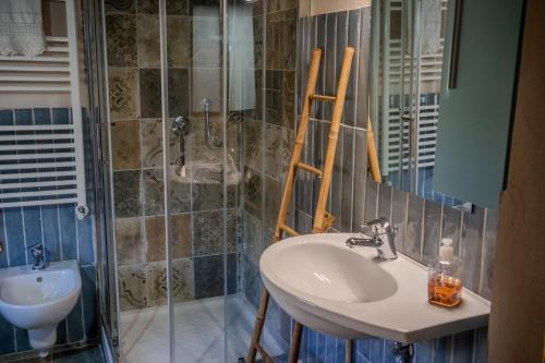 a bathroom with a sink and a shower at Casale nel Verde con Piscina e Vista in Spigno Saturnia