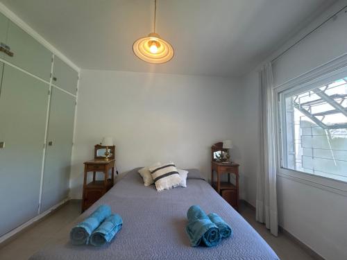 a bedroom with a bed with two towels on it at Alquiler de casa zona Córdoba Shopping in Córdoba
