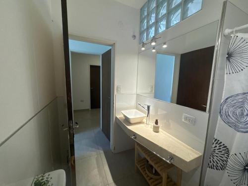 a bathroom with a sink and a mirror at Alquiler de casa zona Córdoba Shopping in Córdoba