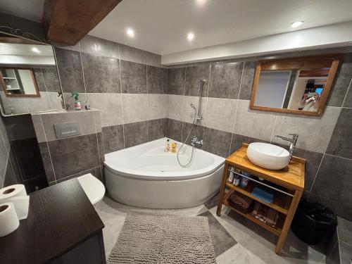 une salle de bain avec une baignoire, des toilettes et un lavabo dans l'établissement La Fenière, à Roubion