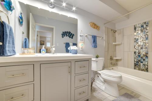 Ένα μπάνιο στο Maalaea Condo with Pool Access - Walk to Beach!