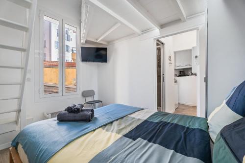 une chambre avec un lit et une télévision au mur dans l'établissement Nice Renting - HONORE - Elegant apartment near Promenade des Anglais, à Nice