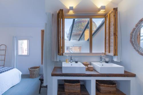 une salle de bain avec deux lavabos et un miroir dans l'établissement Ze Perfect Place - Vieux Nice - Exceptionnel Appartement - Calme et Terrasse avec vues, à Nice