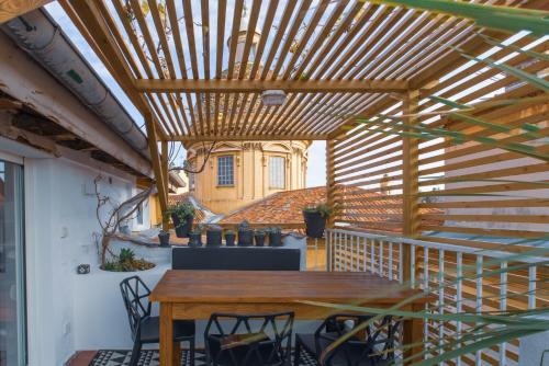 une terrasse en bois avec une table et des chaises en bois dans l'établissement Ze Perfect Place - Vieux Nice - Exceptionnel Appartement - Calme et Terrasse avec vues, à Nice