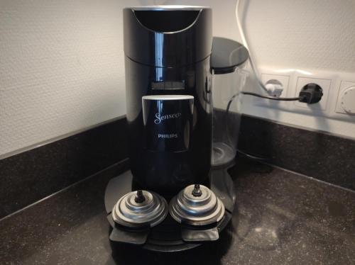 a black blender sitting on top of a counter at 'APPARTEMENT RANDDUIN' Bed by the Sea in Dishoek