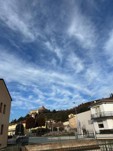 a blue sky with a castle on top of a hill at Posticino apartment in Soave