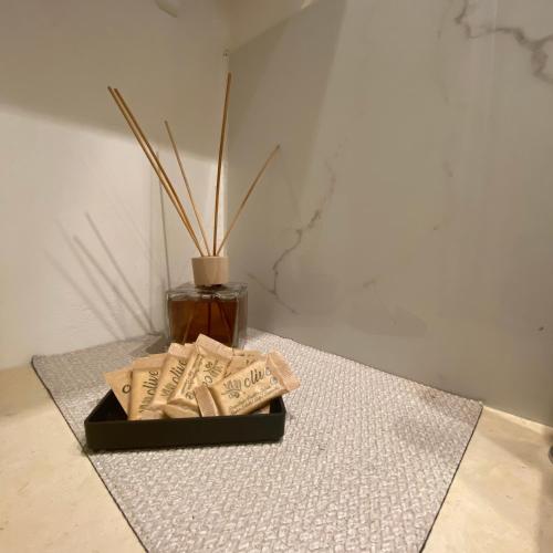 a tray of money sitting on a table with a vase at Lalym in Rossano Stazione