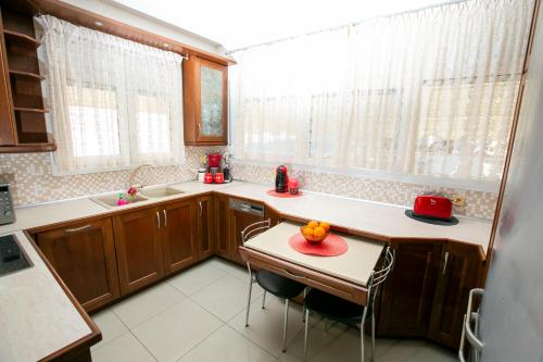 Kuchyň nebo kuchyňský kout v ubytování Kathys Sea View Apartment