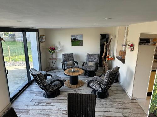 d'un salon avec des chaises et une table ainsi que d'une terrasse. dans l'établissement Maison rez-de-chaussée 3 étoiles confortable, à Noyelles-sur-Mer