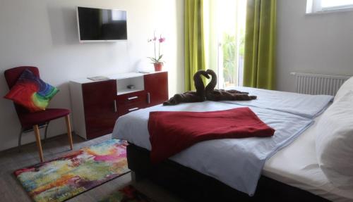 a bedroom with a bed with a swan on it at Ferienwohnung Fürstenberg - Schwalbe in Fürstenberg-Havel