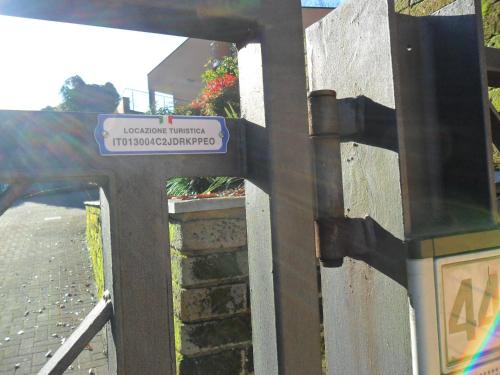 a street sign on the side of a fence at I TRE FAGGI in Albese Con Cassano