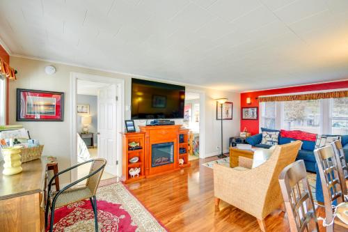 Bayfront Port Hadlock Retreat with Grill and Deck!にあるテレビまたはエンターテインメントセンター