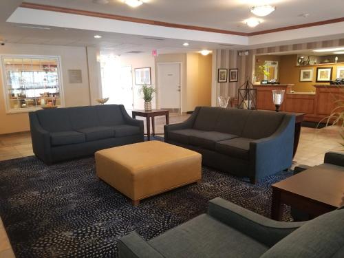 Гостиная зона в Candlewood Suites Buffalo Amherst by IHG
