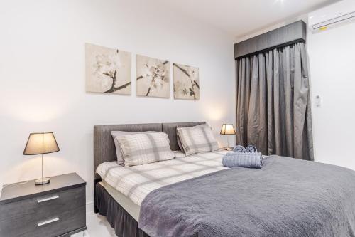 Postel nebo postele na pokoji v ubytování Spacious Mellieha 3BR Apartment with Big Balcony and Prime Location