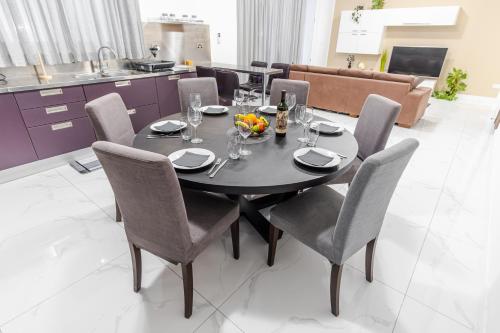 a dining room table and chairs in a kitchen at Spacious Mellieha 3BR Apartment with Big Balcony and Prime Location in Mellieħa