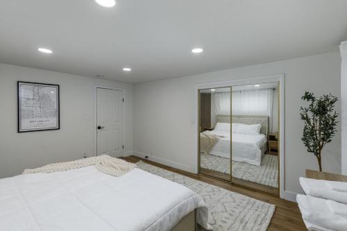 Un dormitorio con dos camas y un espejo. en Touchdown Airport to Downtown at the Rose Garden, en Salt Lake City