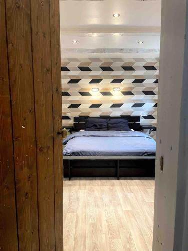 - une chambre avec un lit et une tête de lit dans l'établissement La Longère, à Guilliers