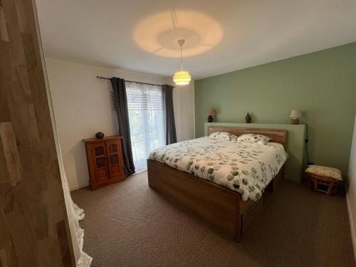 une chambre avec un lit et une fenêtre dans l'établissement Le jardin secret, à Gordes