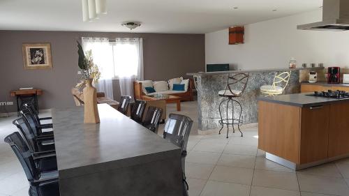 une cuisine et un salon avec une table et des chaises dans l'établissement villa en corse, à Biguglia