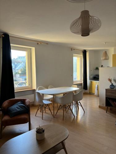 un salon avec une table et des chaises dans l'établissement La Malouine, à 100m de la plage, à Saint-Malo