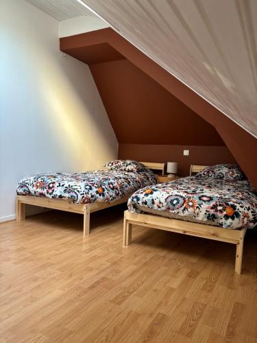 - 2 lits dans une chambre mansardée dans l'établissement La Malouine, à 100m de la plage, à Saint-Malo