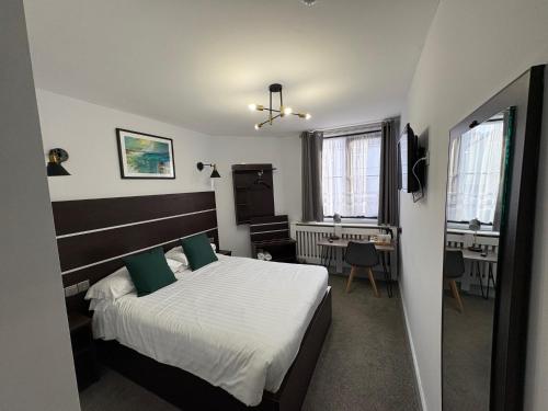 Best Western Ebbw Valeにあるテレビまたはエンターテインメントセンター