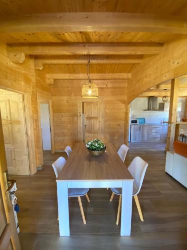 a dining room with a white table and chairs at Casas Guemon in Zahora