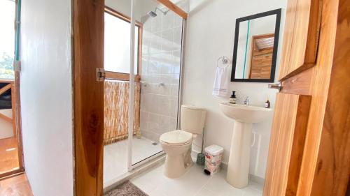 Bilik mandi di Necoliving Suites