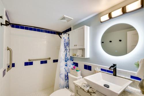 Koupelna v ubytování 1st-Floor Condo in New Smyrna Beach with Pool Access