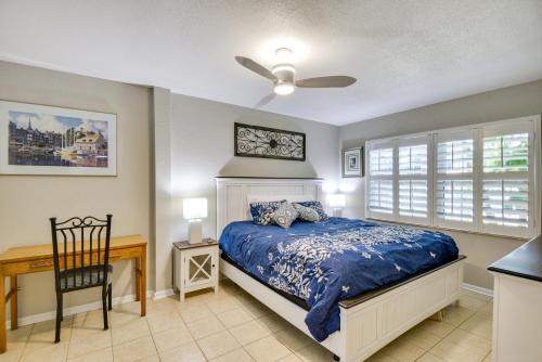 Postel nebo postele na pokoji v ubytování 1st-Floor Condo in New Smyrna Beach with Pool Access