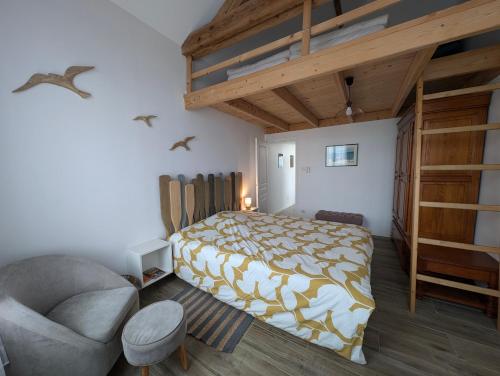 une chambre avec un lit, un canapé et une chaise dans l'établissement La Fleur de Sel, à Les Sables-dʼOlonne