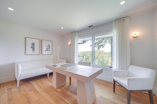 Χώρος καθιστικού στο Luxurious Mountain Retreat with Long Range Views!