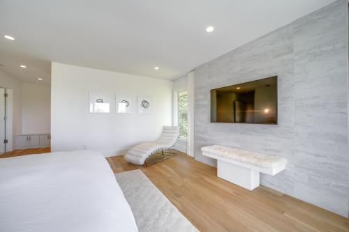 Ένα ή περισσότερα κρεβάτια σε δωμάτιο στο Luxurious Mountain Retreat with Long Range Views!