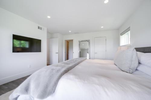 Ένα ή περισσότερα κρεβάτια σε δωμάτιο στο Luxurious Mountain Retreat with Long Range Views!