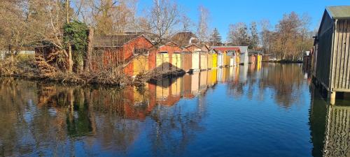a view of a river with a group of buildings at City Villé Ferienwohnung Innenstadt in Neubrandenburg