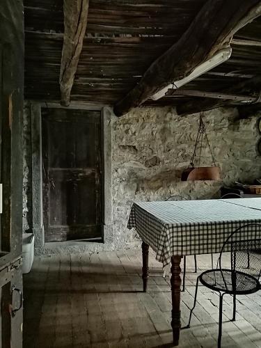 an old room with a table and chairs in it at Az. Agr. IL PARADISO di Beatrice Bondielli in Pontremoli