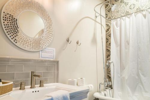 Un baño con lavabo, espejo y bañera. en Paso Dream, en Paso Robles