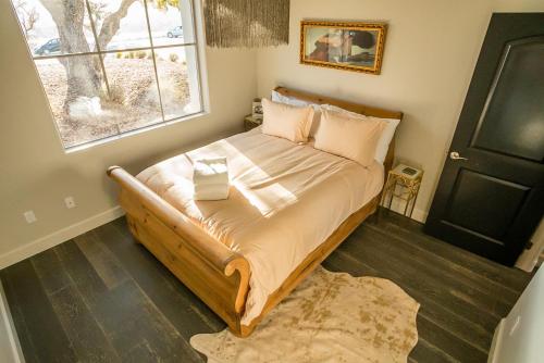 Un dormitorio con una cama grande con ventana. en Paso Dream, en Paso Robles