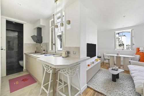 Il comprend une cuisine et un salon avec un évier et un comptoir. dans l'établissement 2 room Apartment - 16th, à Paris