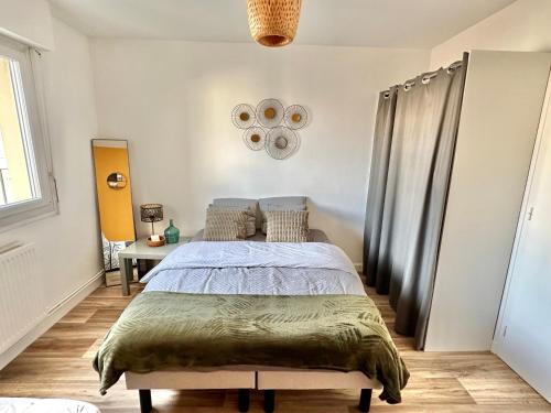 une chambre avec un lit et une fenêtre dans l'établissement Balcon - Vue latérale mer - 4 à 6 pers - Lumineux, à Berck-sur-Mer