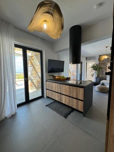 Η κουζίνα ή μικρή κουζίνα στο Mikri Vigla Villas with private swimming pool