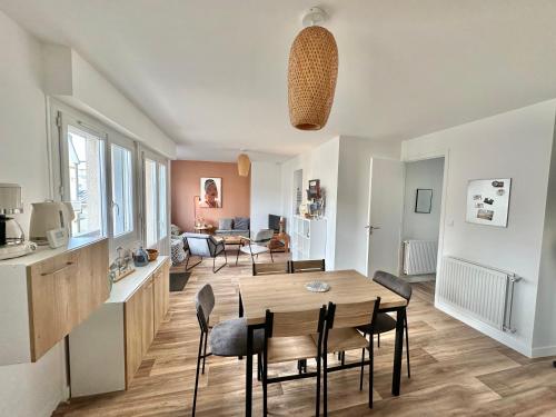 une cuisine et une salle à manger avec une table et des chaises dans l'établissement Balcon - Vue latérale mer - 4 à 6 pers - Lumineux, à Berck-sur-Mer
