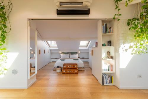 Bright penthouse attic in the heart of Milan