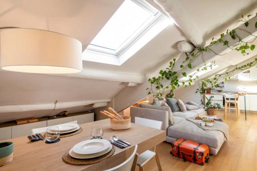 Bright penthouse attic in the heart of Milan