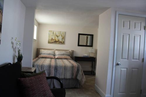 - une chambre avec un lit, une table et une porte dans l'établissement Vine Street Guest House, à Paso Robles